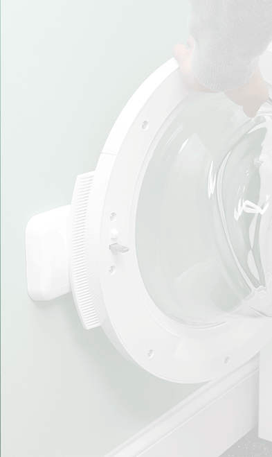 Une porte de laveuse ouverte qui cogne contre le mur Une porte de laveuse ouverte qui cogne contre le mur